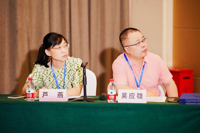 1721970558108354.jpg 上半场主持人-吴应雄、芦燕.jpg